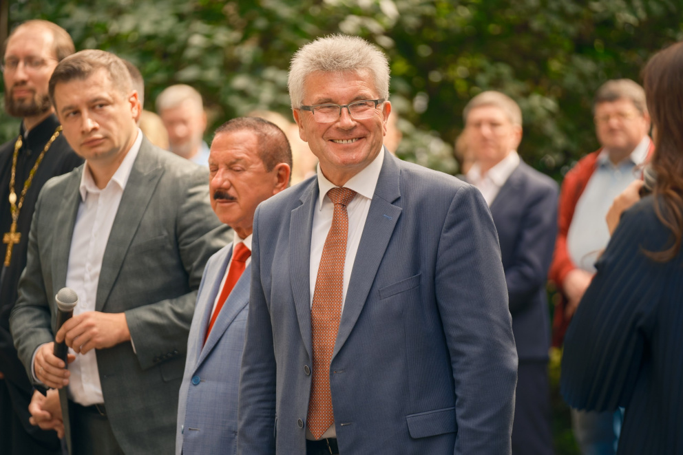    . ..  ()           -  