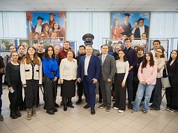  �������� ��������, ����������� 60-����� ������ �������� � �������� ������ 